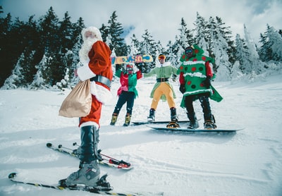 圣诞老人骑滑雪板